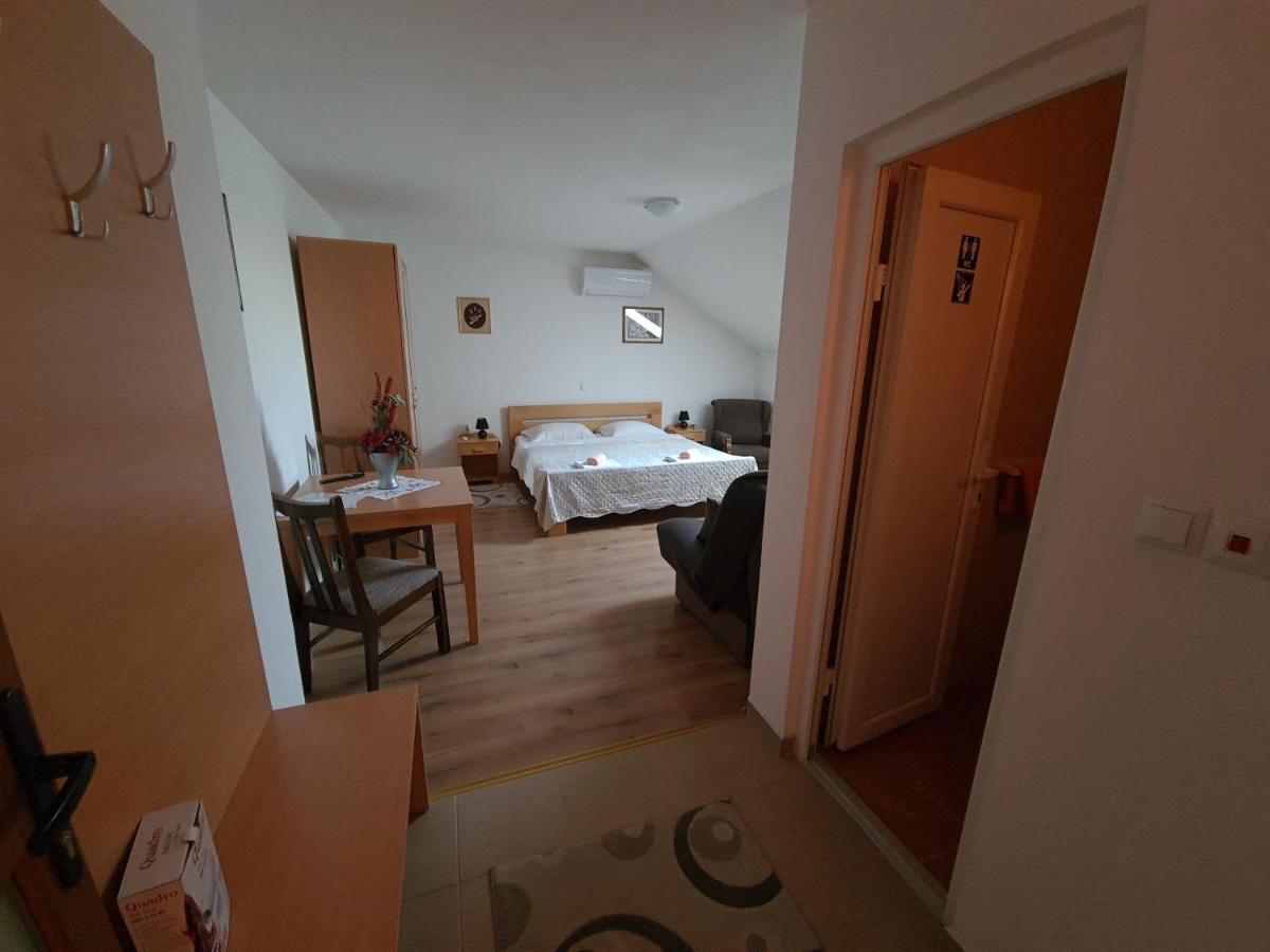 Guest House Aquarius Bosnjaci ภายนอก รูปภาพ